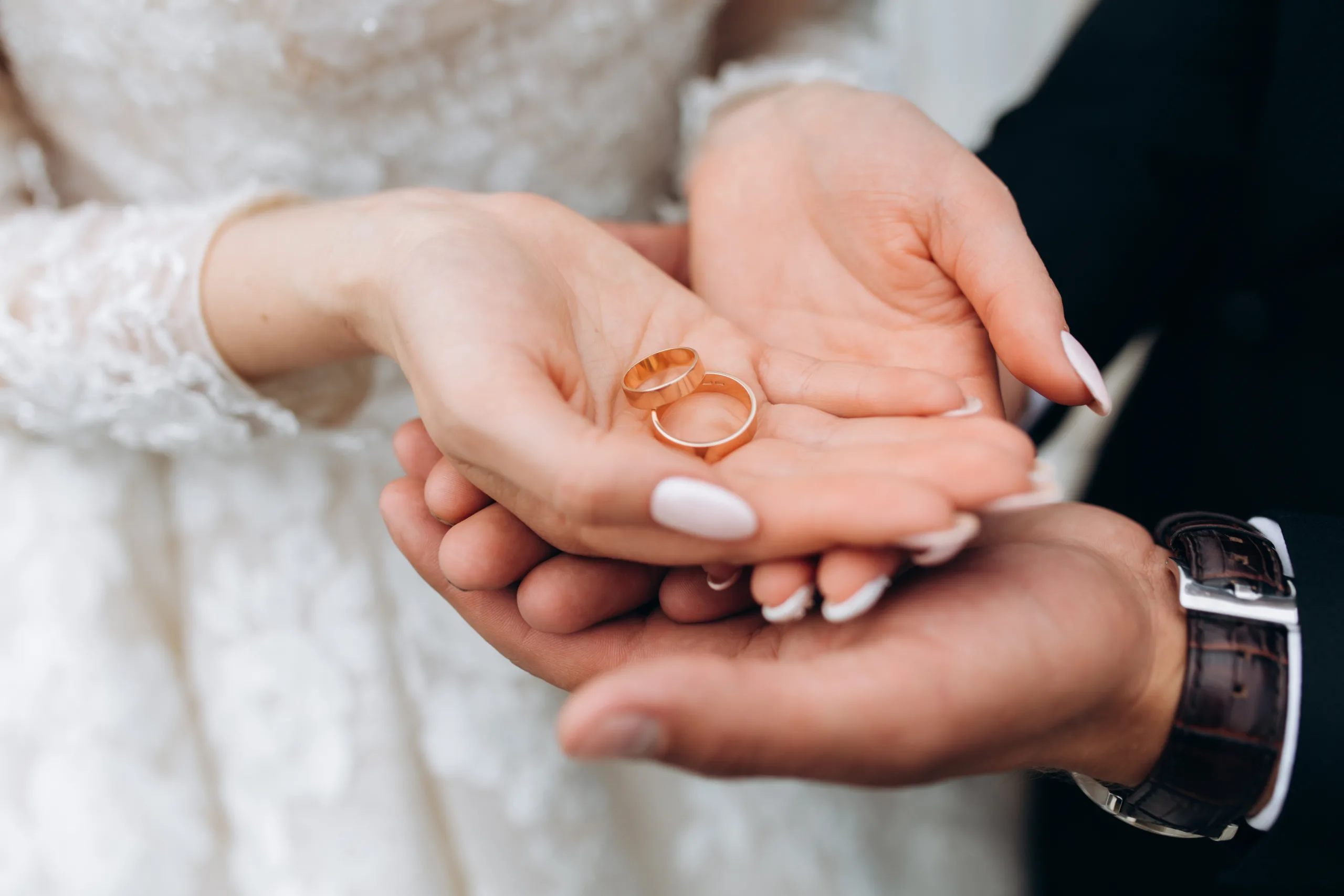 Sposa che tiene in mano delle fedi