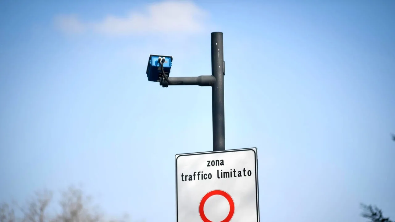 Videocamera stradale con cotto un cartello di inizio zona traffico limitato